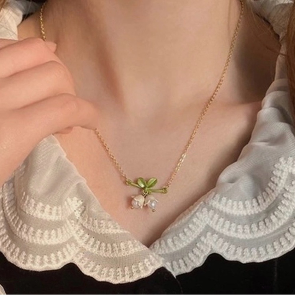 Elegant Gold and Green Floral Pendant Necklace - Picture 4 of 5